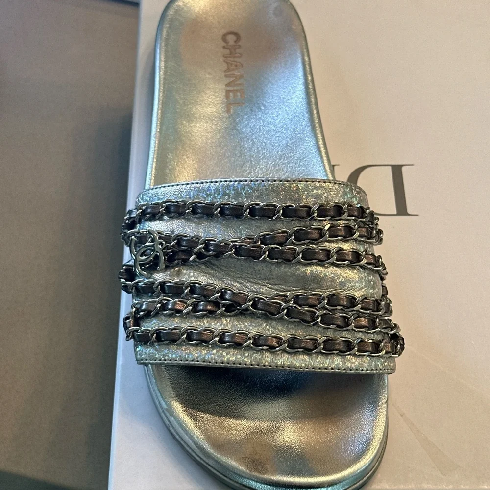 Chanel Chanel Metallic Silver Leather CC Chain Embellished Flat Slides Size 41